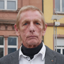 Ein Bild, das Person, Gebude, Menschliches Gesicht, Kleidung enthlt.

Automatisch generierte Beschreibung